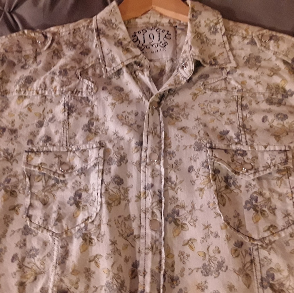 Floral pattern long sleeve.Tag says XL but